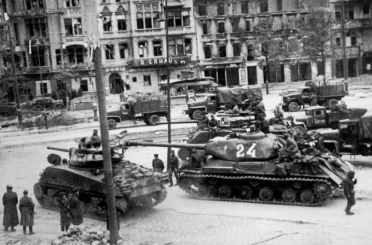 ИС-2 В Берлине 1945